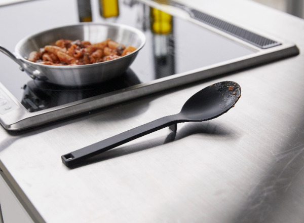 置いたときに先端が浮く設計だから調理中も衛生的