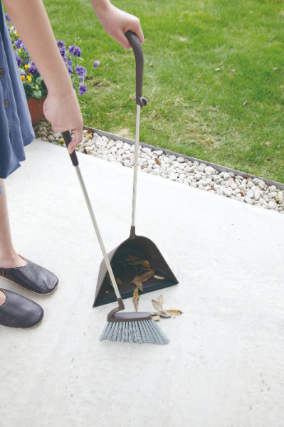 無理のない姿勢で掃き掃除ができる「スウィープ」