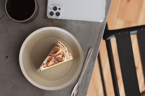 6色展開で、moss grayとsand beigeは光沢のないマットな質感