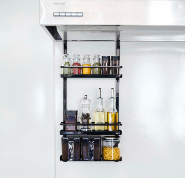 レンジフードにかけて固定するだけで大容量の収納スペースに