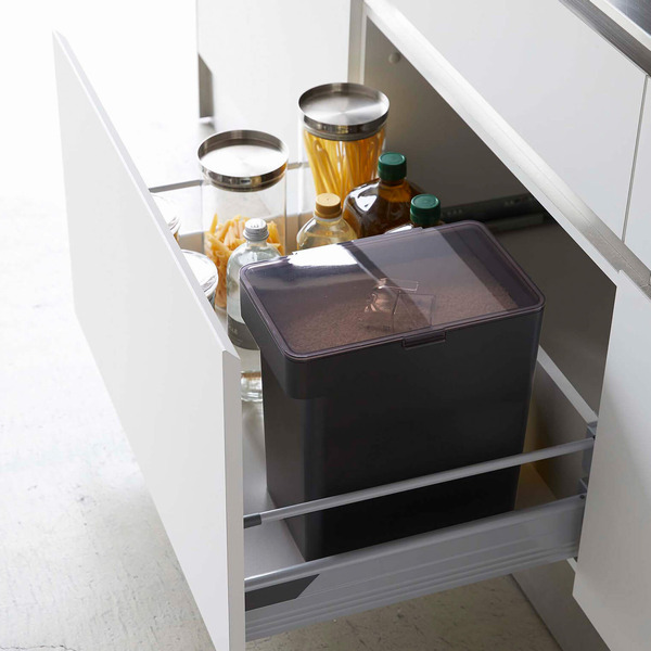 蓋ロックでしっかり密閉。湿気と酸化を防ぐ米びつ