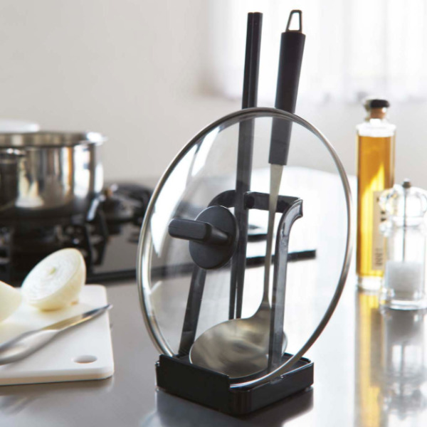 重さのある調理道具もぐらつかず安定して収納できる