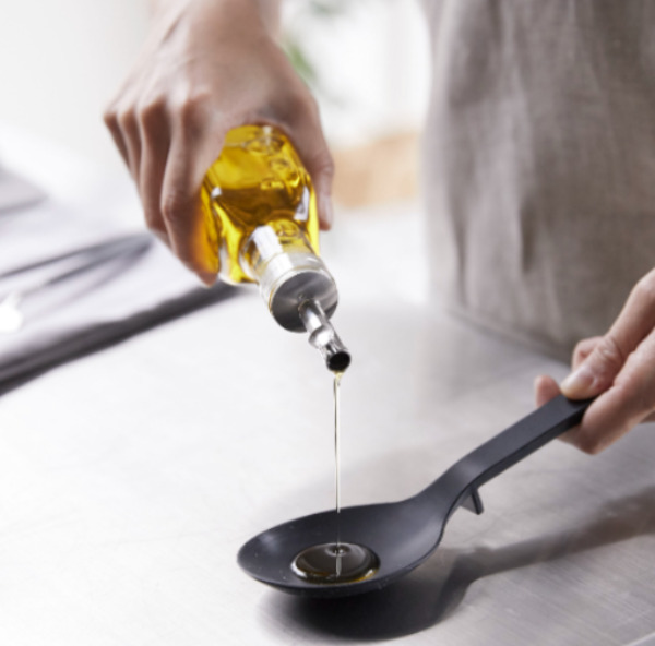 計量できる目盛りが便利！計量スプーンを取り出すひと手間が減らせる