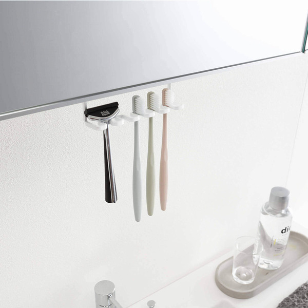 洗面所周りの小物がすっきり。洗面戸棚下歯ブラシホルダー3