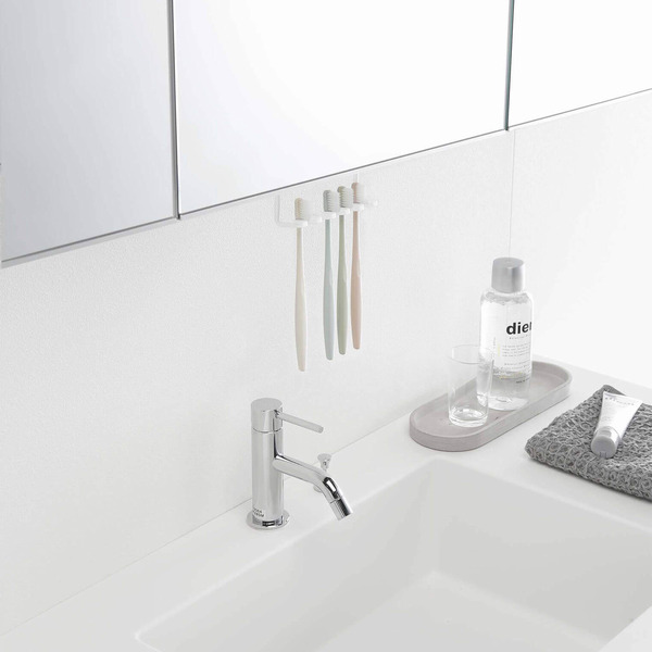 洗面所周りの小物がすっきり。洗面戸棚下歯ブラシホルダー