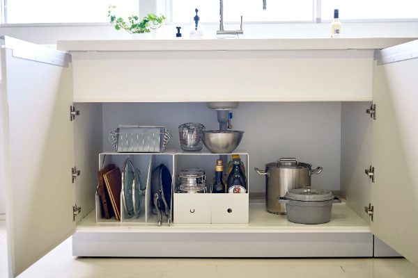 コの字型の棚を収納ボックス上に置くだけで見た目スッキリ＆収納力UP