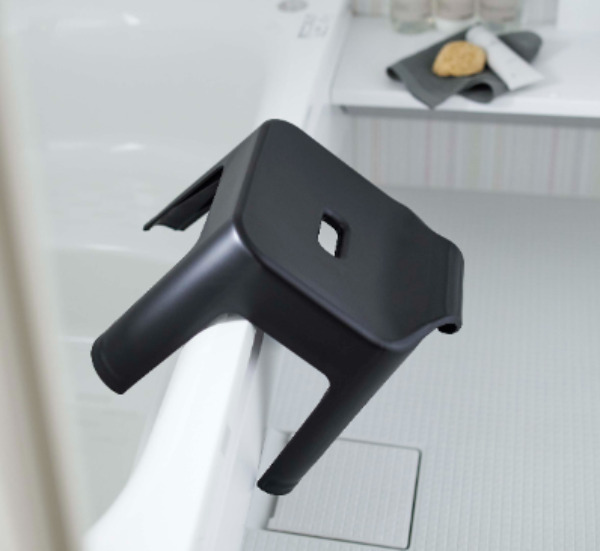 バスルームに浮かせて収納できる引っ掛け風呂椅子