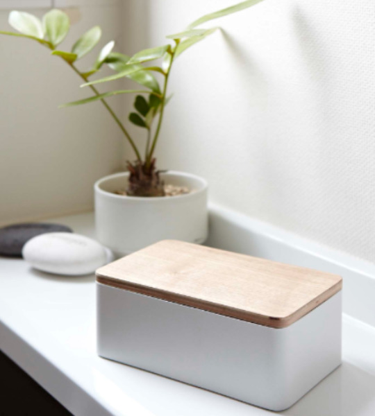 ホワイトのスチールに木製蓋がアクセントのおしゃれなケース