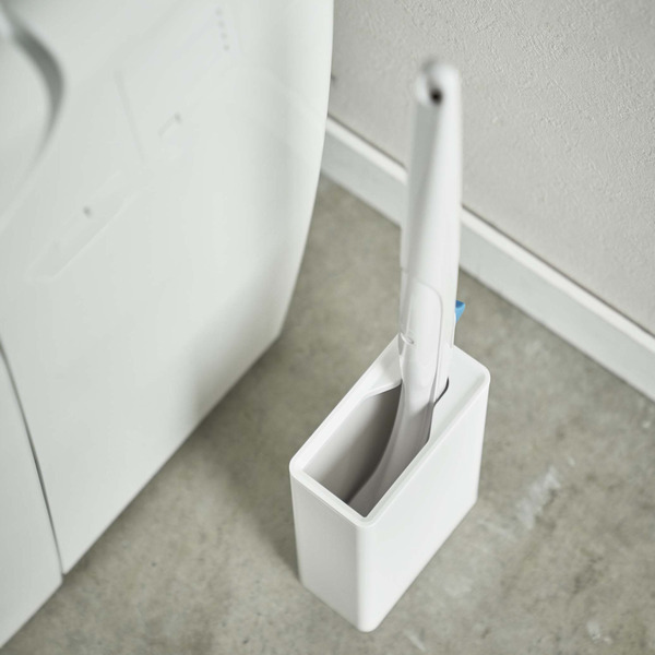 流せるトイレブラシのハンドルがピッタリフィットし、トイレの奥側にすっきり収納