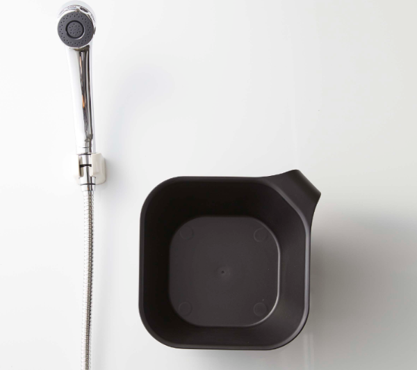 埋め込み式のマグネットなので湯おけを壁面に収納可能