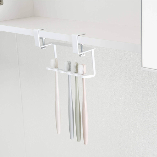 洗面所周りの小物がすっきり。洗面戸棚下歯ブラシホルダー2