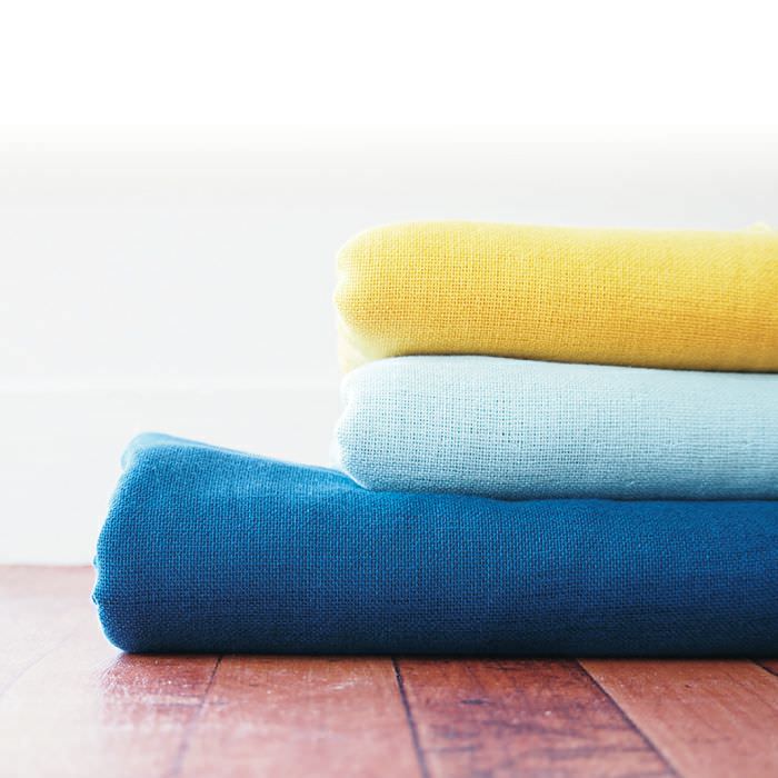 色とりどりの重ねたバスタオル