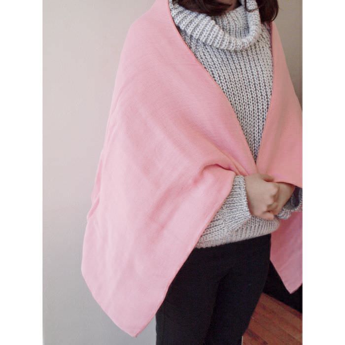 大判のバスタオルを肩から羽織る