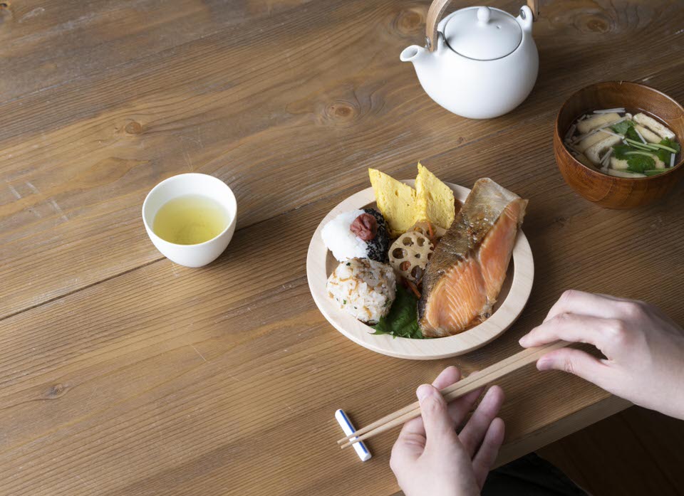 木のぬくもりを感じる手仕上げ食器