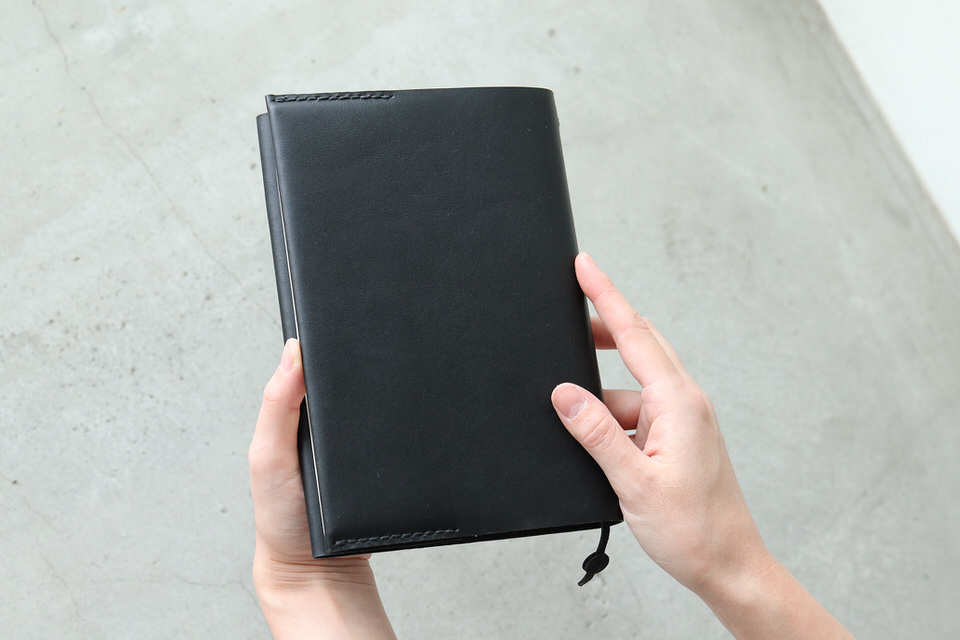 読書時間にシンプルな革のブックカバーを