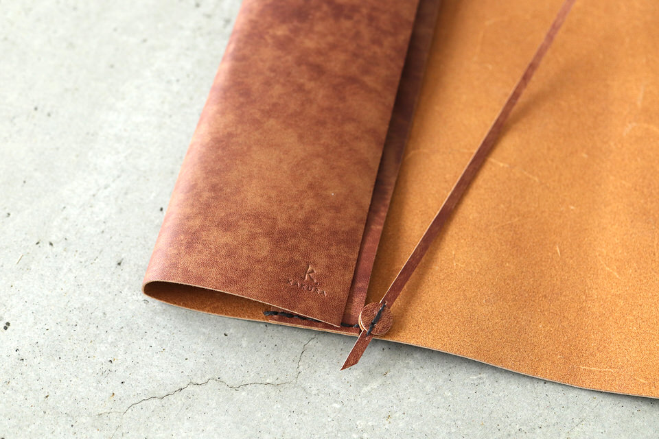 カバーもしおりも同じ革素材で