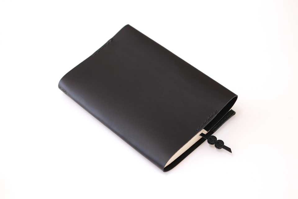 革のナチュラルな表情が楽しめる