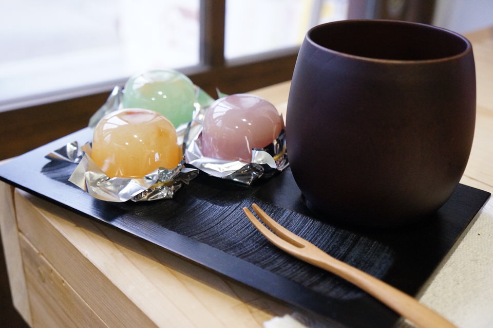 木のフォークと和菓子