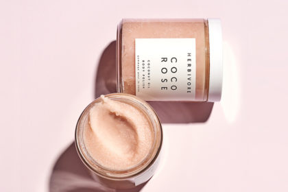 バスタイムに砂糖のスクラブでお肌をケア