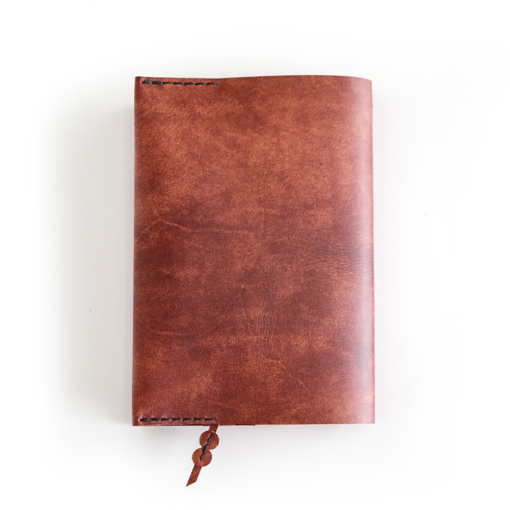 一枚革が包み込む/レザーブックカバー