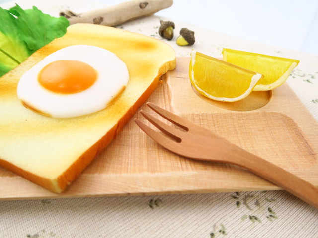 木のフォークでトーストセット