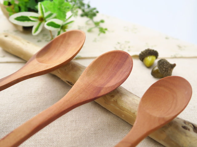 木目の異なる木のスプーン
