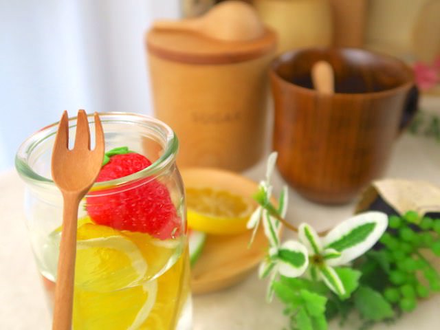 サオの木のドリンクマドラーとフルーツ