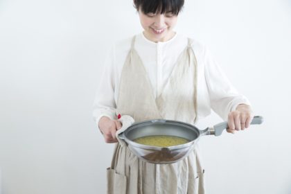 片手で使えるフライパン型の無水鍋