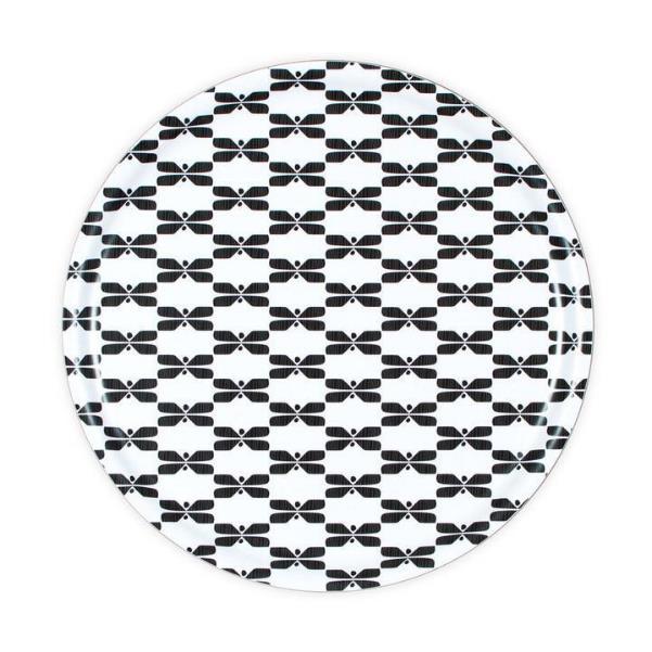 羽ばたきまで描かれた蝶のデザイン