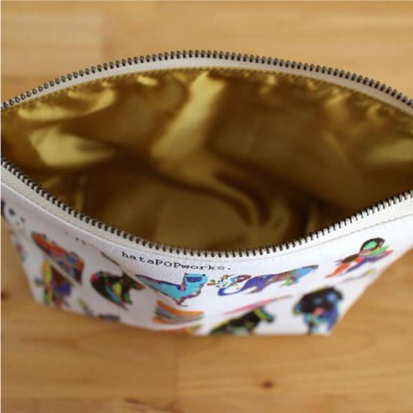 内側は高級感のあるサテン生地