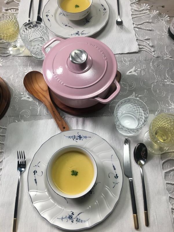 鋳物ホーロー鍋でじっくり火を入れて