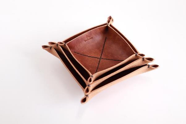 革のトレイで小物の指定席