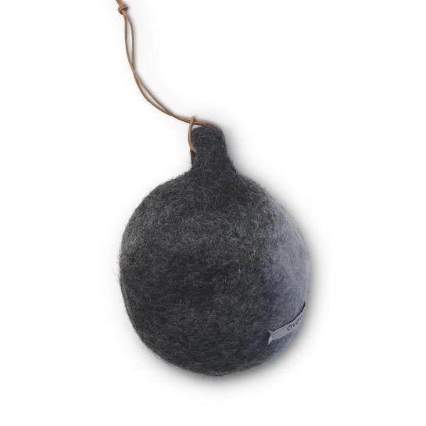 そのまま飾れるレザーコード付き