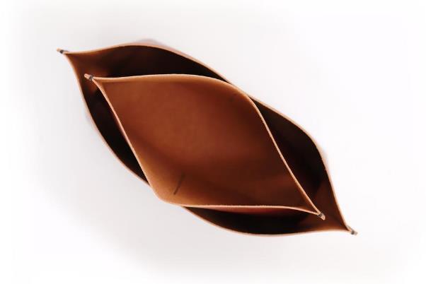 持ってみると驚くほど軽いレザーポケット