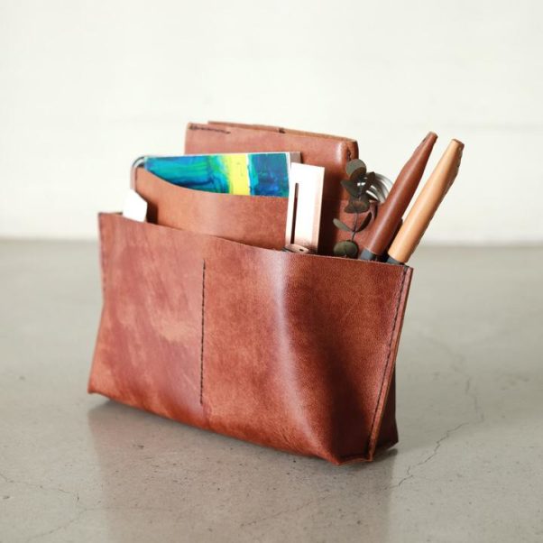 すっきり整理できるレザーポケット