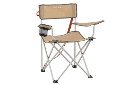 折りたたみ椅子に座ってのんびり楽しむお家キャンプ