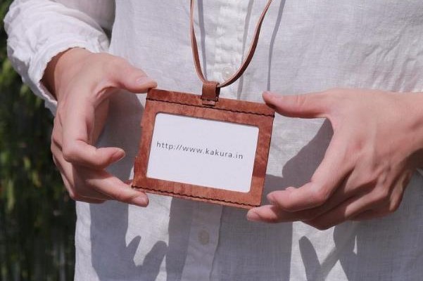 肩に負担がかからないIDカードホルダー