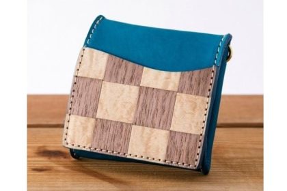 手にスッと収まるコインケース