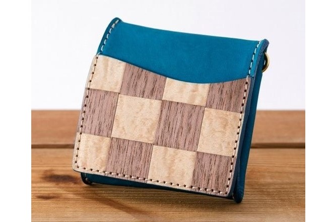 手にスッと収まるコインケース