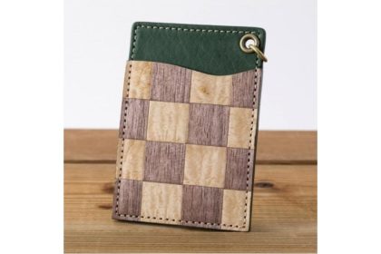 上質な革と天然木の質感を楽しめるパスケース