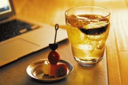 ハイボールがおいしく作れる、計量いらずな技ありグラス