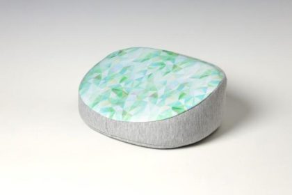 座るだけで背筋が伸びる