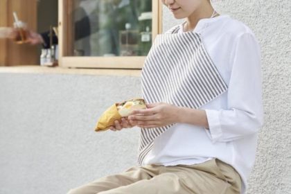 食事のうっかりシミから服を守る。エプロンにもなるハンカチをバッグに入れて