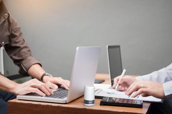 缶ジュースサイズの携帯空気清浄機。コンパクトな見た目でも機能性はばっちり