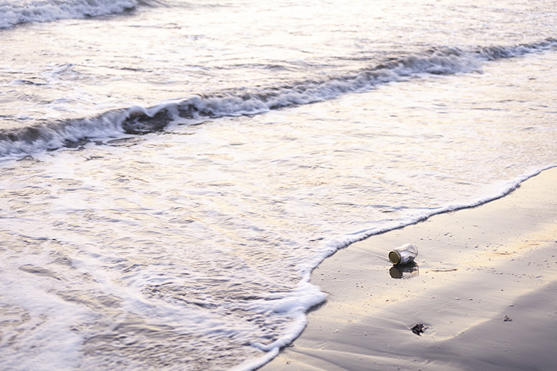 波打ち際の手紙の入ったビン
