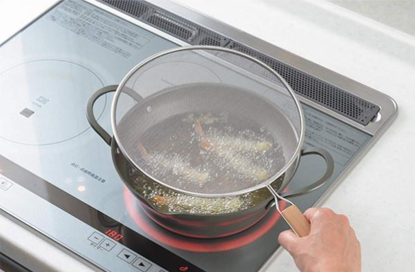 油料理の強い味方。油はねを防止して料理のモチベーションアップ