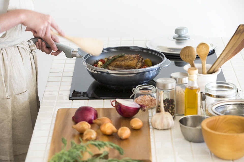 無水鍋を使った料理シーン