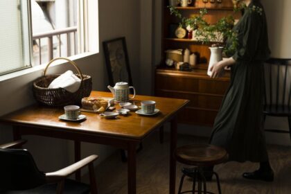ファイアンス焼きの陶器で暮らしを彩る