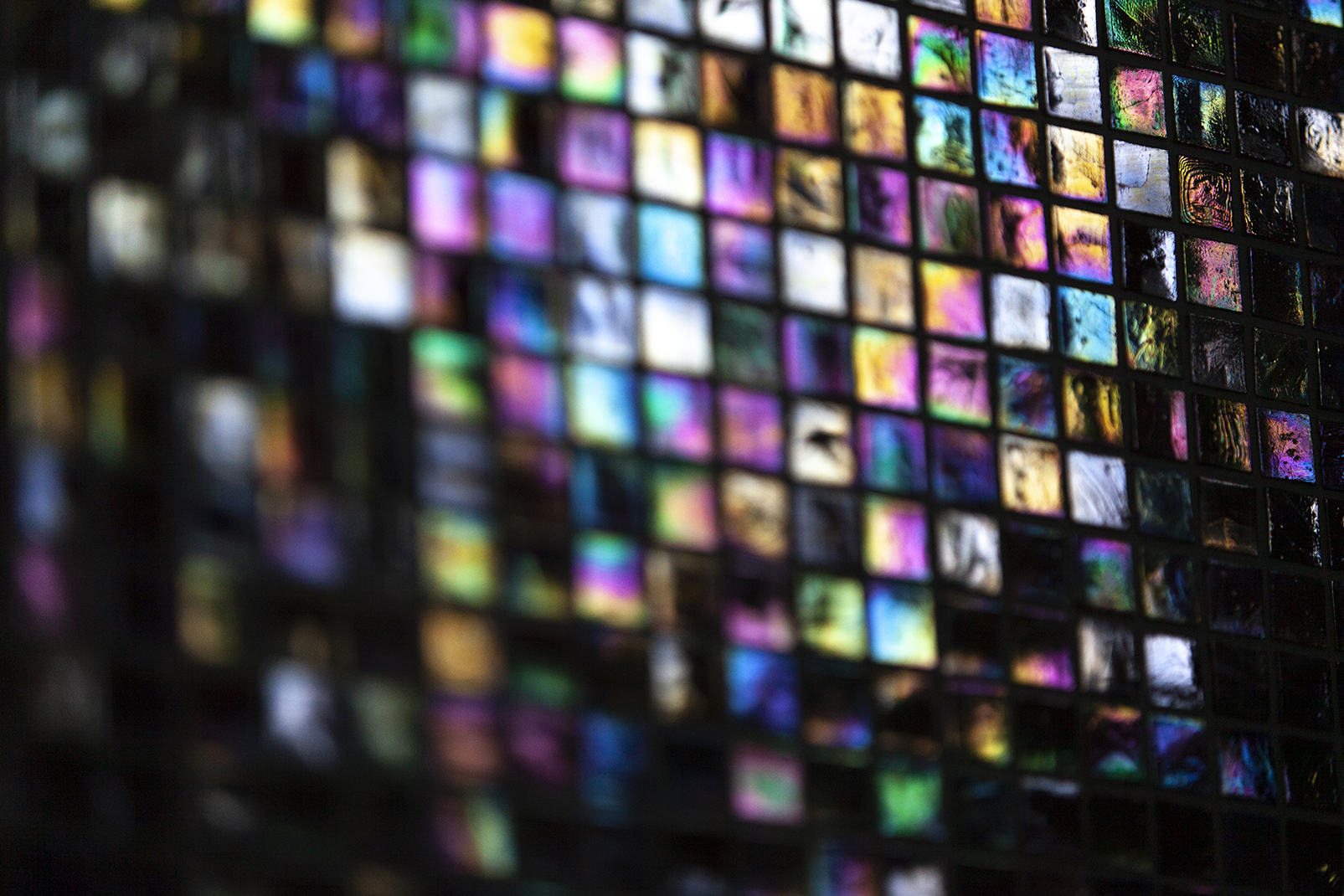 七色に光るタイル