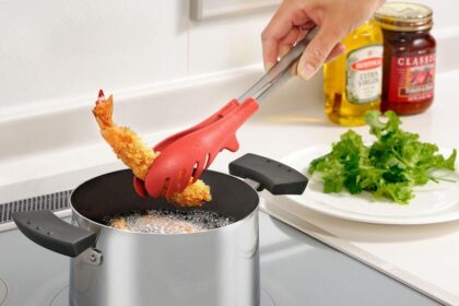 片手でワンタッチロック。揚げ物にも使える耐熱トング